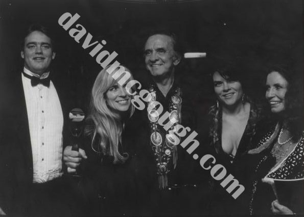 Johnny Cash and family, NY 1991.jpg